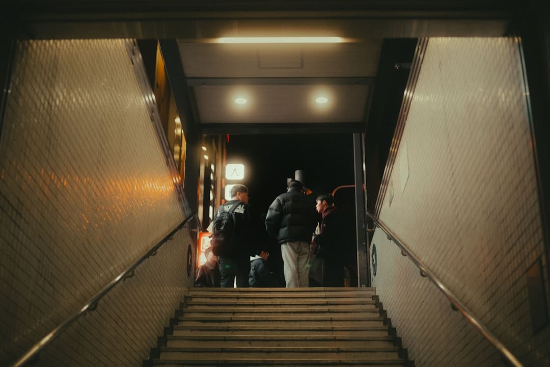 鹿晗拒绝staff帮忙系鞋带 真偶像的风采